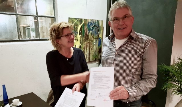 Buurtlabel VVN is ondertekend door Dorien Mulderije van VVN afdeling Bronckhorst en Wim Dijkstra van Dorpsbelang Wichmond Vierakker. Foto: PR