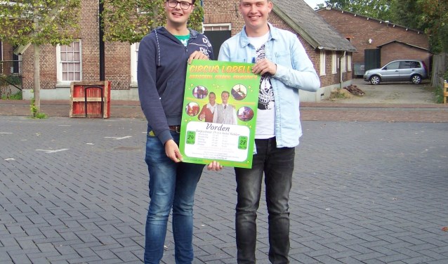 Lennart en Yoshi (r) op de nu nog lege parkeerplaats. Foto: Anouk Plantinga