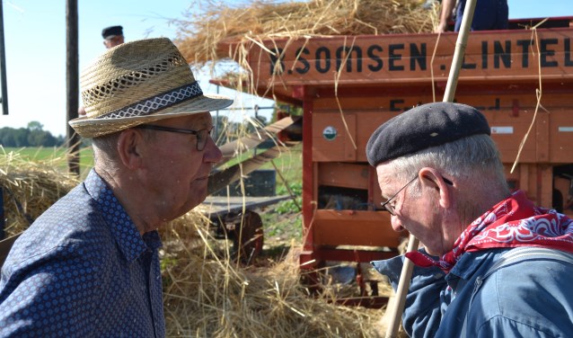 Tijd voor een praatje tijdens het dorsen van de Sint Jansrogge. Foto: Karin Stronks