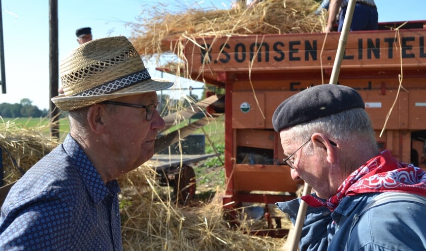 Tijd voor een praatje tijdens het dorsen van de Sint Jansrogge. Foto: Karin Stronks