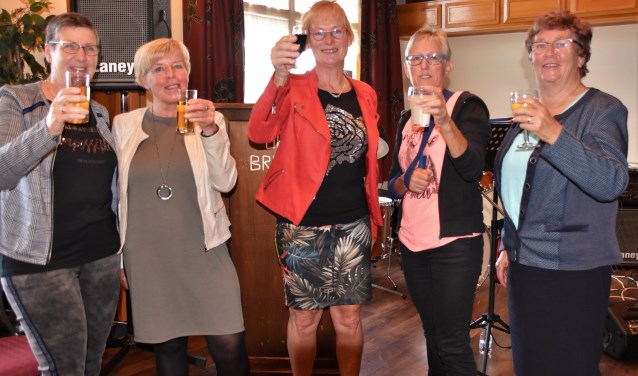 Het huidige bestuur van de bejaardensociëteit 'Ons Contact' Anneke Groot Roessink, Annie Kornegoor, Cilia Langenhof, Ria Gosselink en Marietje Besselink heffen het glas op het vijftigjarig bestaan van de soos. Foto: Alice Rouwhorst