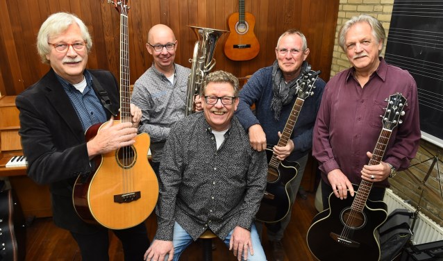 Hans Beernink, Hans Westerveld, Frans van Gorkum, Wim Jansen en Stef Geurtzen. Samen vormen zij GoedVolk. Foto: PR