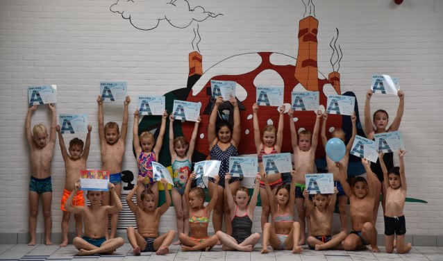 Een dikke duim voor de geslaagde leerlingen van Zwemschool Lichtenvoorde. Foto: PR