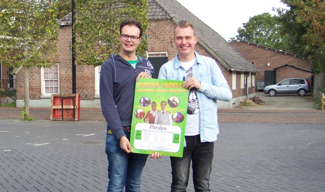 Lennart en Yoshi (r) op de nu nog lege parkeerplaats. Foto: Anouk Plantinga