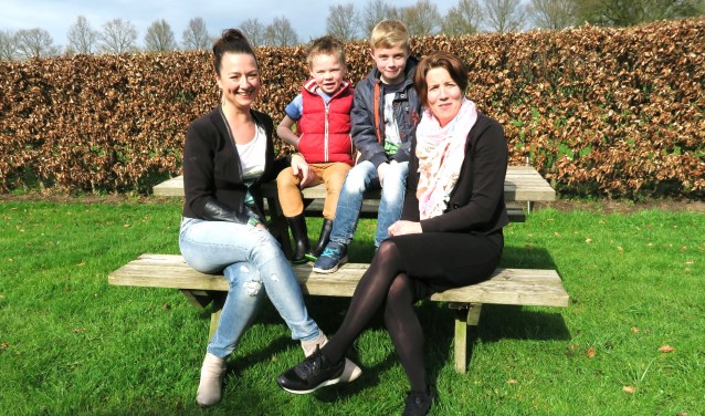 Links Anke Groters met zoontje Stein en rechts Wencke Koops met zoontje Tim in 2016. Foto: Theo Huijskes