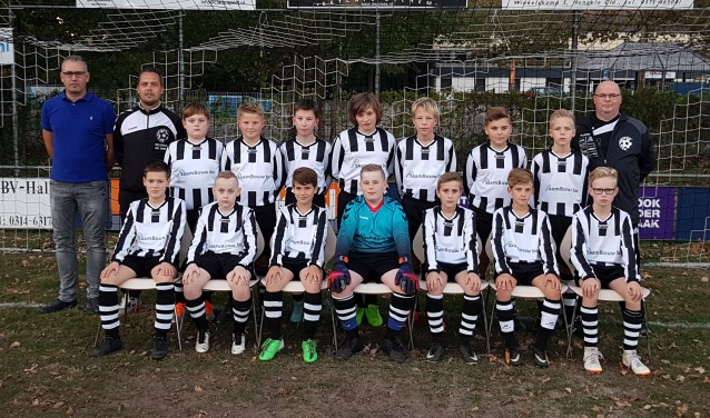 Nieuw tenue voor de jongens van JO13-2. Foto: PR