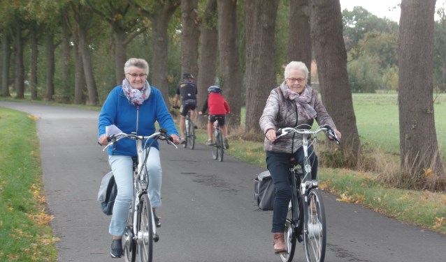 Hannie ter Maat (l) en Jo van Wessel kozen voor de route van 27 kilometer. Foto: Jan Hendriksen.