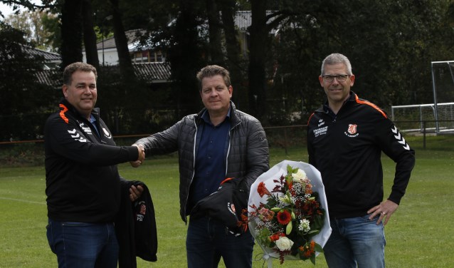 Roger Paashuis ontvangt een blijk van waardering door Eric Hummelink (links) en jeugdvoorzitter Roy Baks (rechts) voor de nieuwe jassen. Foto: Henk Plass