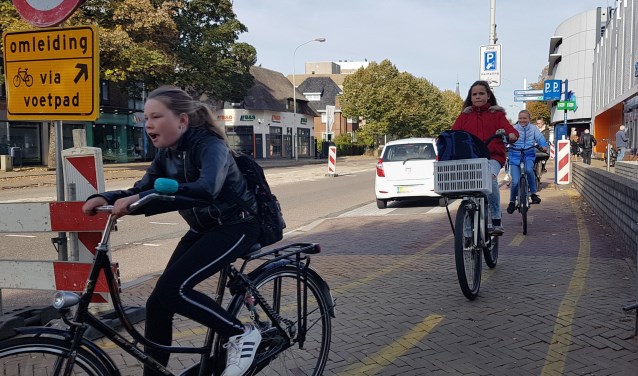 Fietsers over voetpad. Foto: Burry van den Brink