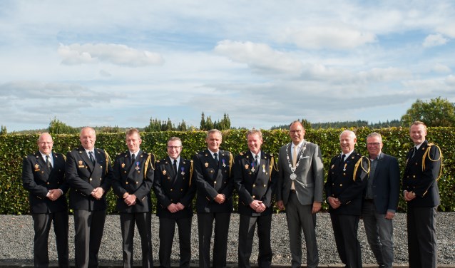 De burgemeester met de jubilarissen en afscheidnemers. Foto: Paul Harmelink