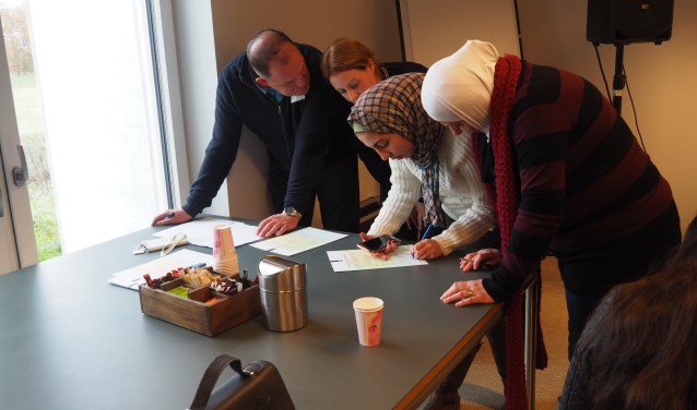 Nieuwkomers in de gemeente Bronckhorst tekenen hun participatieverklaring. Foto: PR