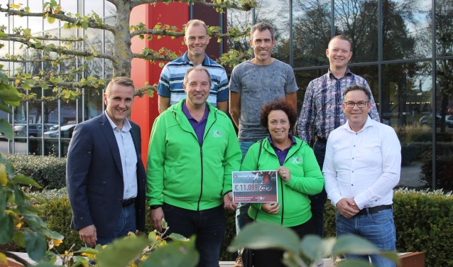 Het bestuur van de Kramp Run (boven, vlnr): Gerrit Dijkslag, Pieter Hubers en Richard Vels, daaronder Reinier Slöetjes (Kramp), Adri Koops en Sandra Winkelhorst van Kanjers voor Kanjers en Jan Frans Berends (Kramp). Foto: Jenny Braaksma