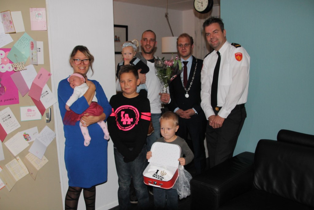 De familie Rensen met de burgemeester en de postcommandant. Foto: Lydia ter Welle