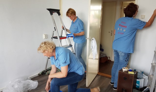 Vrijwilligers helpen alleenstaande moeder bij inrichten babykamer. Foto: PR