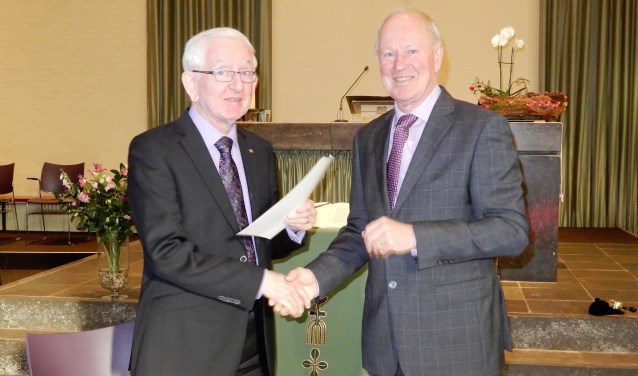 Jubilaris Antoon Eijkelkamp werd door voorganger Ton Rutting bedankt voor zijn inzet. Foto: PR