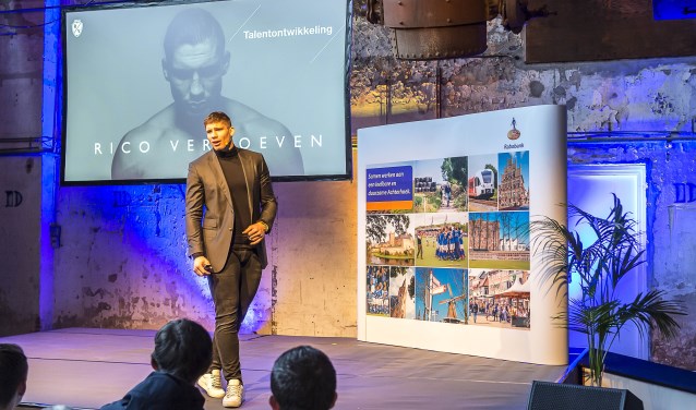 Rico Verhoeven inspireert honderden studenten in een volle arena met zijn verhaal over het ontwikkelen van talent en het optimaal benutten er van. Foto: Henk van Raaij