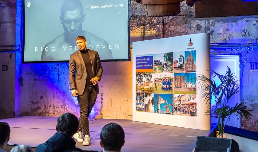 Rico Verhoeven inspireert honderden studenten in een volle arena met zijn verhaal over het ontwikkelen van talent en het optimaal benutten er van. Foto: Henk van Raaij