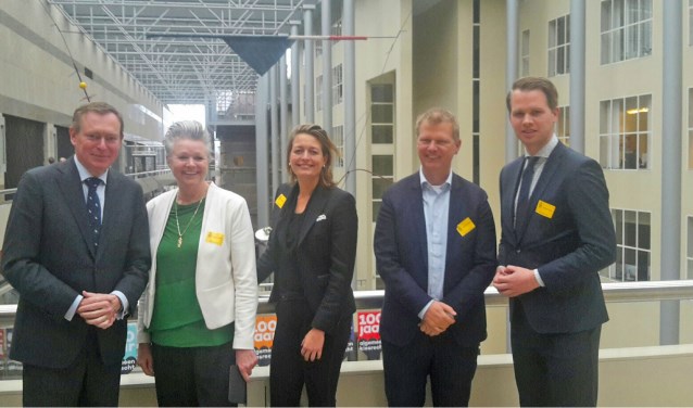 Op 19 november bezochten Marijke van Haaren (Wethouder Berkelland), Ilse Saris (Wethouder Winterswijk), Bart Porskamp (Wethouder Oost Gelre) en Pascal Kamperman (projectleider Achterhoek in Beweging) het debat in de Tweede Kamer betreffende Sport en Bewegen, waar de motie ingediend werd. Foto: PR