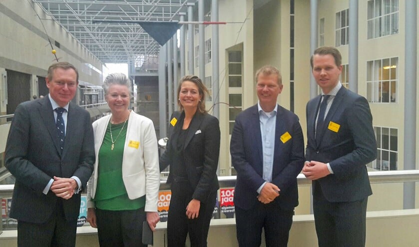 Op 19 november bezochten Marijke van Haaren (Wethouder Berkelland), Ilse Saris (Wethouder Winterswijk), Bart Porskamp (Wethouder Oost Gelre) en Pascal Kamperman (projectleider Achterhoek in Beweging) het debat in de Tweede Kamer betreffende Sport en Bewegen, waar de motie ingediend werd. Foto: PR