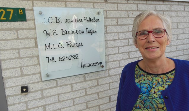 Ineke Bruin stopt als huisarts. Het praktijkbord is per 1 januari aan vervanging toe. Foto: Eric Klop