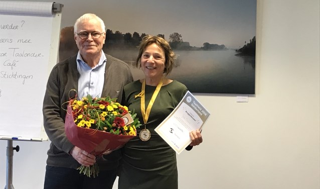 Gerard Huis in 't Veld heeft het gouden lintje overhandigd aan Jose Boone. Foto: PR