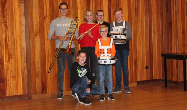 De aangeschafte instrumenten zijn ter beschikking gesteld aan jeugdleden. Foto: PR