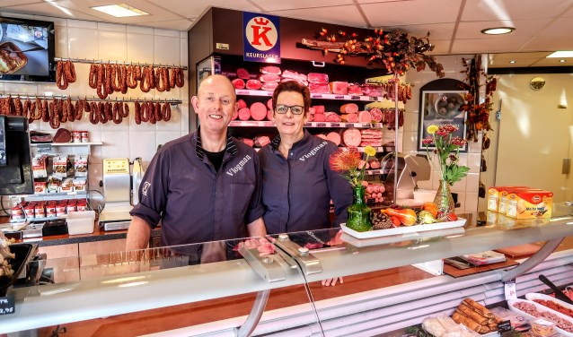 Dick en Hetty Vlogman in hun Vordense slagerij. Foto: Luuk Stam
