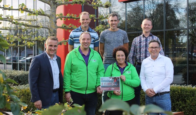 Het bestuur van de Kramp Run (boven, vlnr): Gerrit Dijkslag, Pieter Hubers en Richard Vels, daaronder Reinier Slöetjes (Kramp), Adri Koops en Sandra Winkelhorst van Kanjers voor Kanjers en Jan Frans Berends (Kramp). Foto: Jenny Braaksma