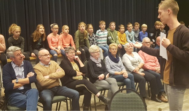 De kinderen en hun (groot)ouders luisteren naar de uitleg over de gezamenlijke les. Foto: Kyra Broshuis