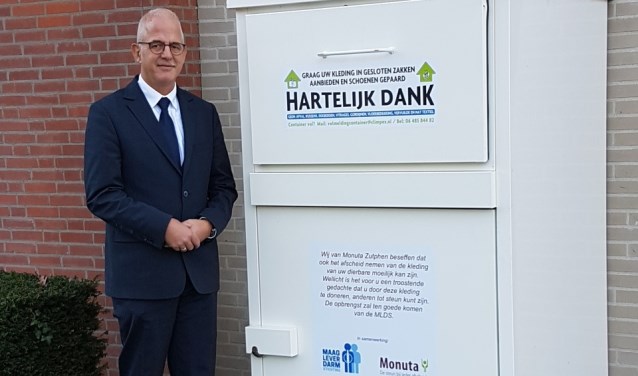 Uitvaartverzorger Wilko Eijkelkamp van Monuta Vorden bij de kledingcontainer bij Monuta in Zutphen. Foto: PR