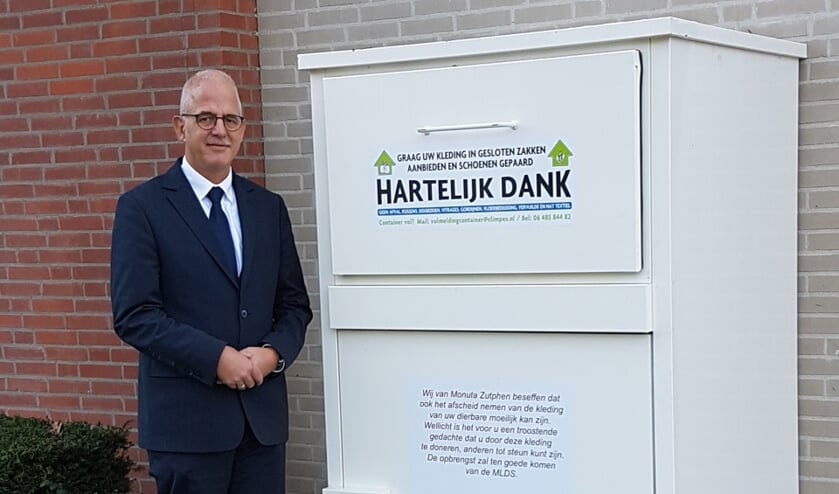 Uitvaartverzorger Wilko Eijkelkamp van Monuta Vorden bij de kledingcontainer bij Monuta in Zutphen. Foto: PR