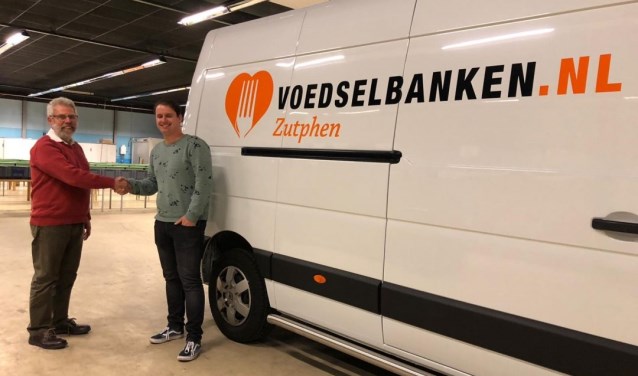 Jaap Koning van de Voedselbank Zutphen schudt Patrick van den Brink van Lutim Reclamestudio (en mede-oprichter van Sint Deelt Uit) de hand. Foto: PR