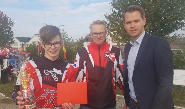 Nederlands kampioen Noud Garstenveld met voorzitter Jurgen Klein Tank en wethouder Bart Porskamp (r). Foto: Kyra Broshuis