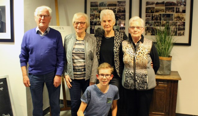 De jubilarissen én de jongste vrijwilliger van Marga Klompé in Aalten. Foto: Kristel te Bokkel