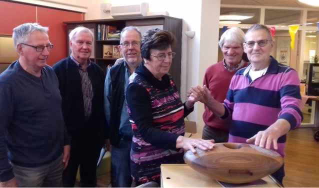 De stichting Vrienden van Dr Jenny heeft een bijzonder cadeau overhandigd. Foto: PR