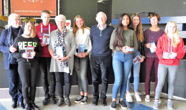 De prijswinnaars met hun opa of oma (vlnr): oma Janna, Tessa, Tim, oma Ineke, Lotte, opa Karel, Farah, Zoï, oma Coby en Tanja. Foto: Josée Gruwel