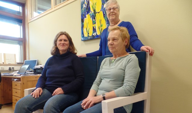 De gastvrouwen van De Bovenkamer maken stap voor stap kennis met de bank. Foto: Meike Wesselink