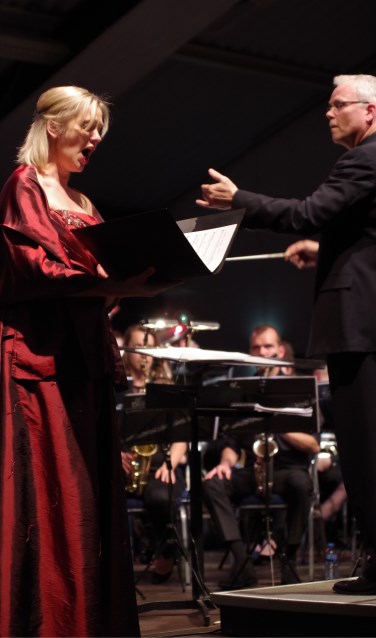 Irma ten Brinke en dirigent Tijmen Botma met Psalm 150 tijdens een concert in maart. Foto: G.W. Huinink