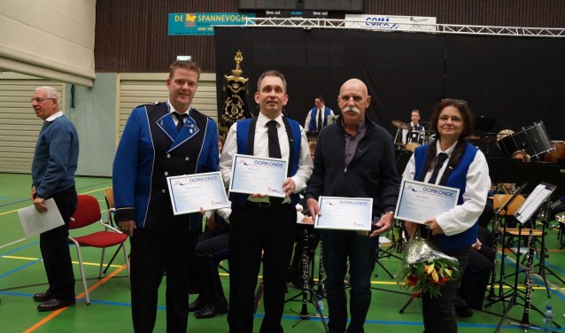 Jubilarissen Harmen Kraassenberg, Remco Fokkink, Jan Wentink en Sandra Boerman. Foto: Rudy Gerrits