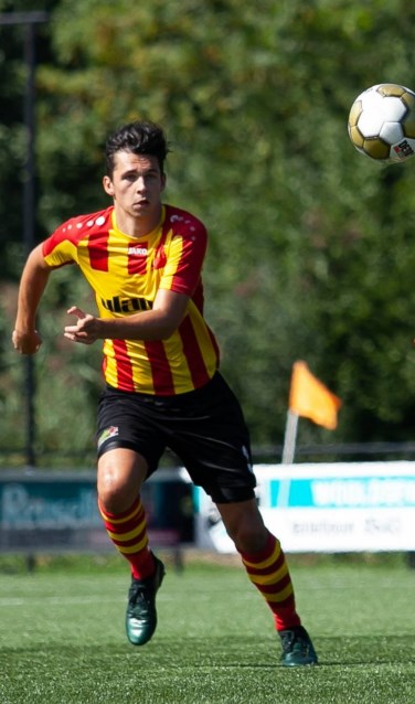 Thijs Bruntink (l) speler van SDOUC in actie tijdens de bekerwedstrijd tegen FC Winterswijk. Foto: FCW
