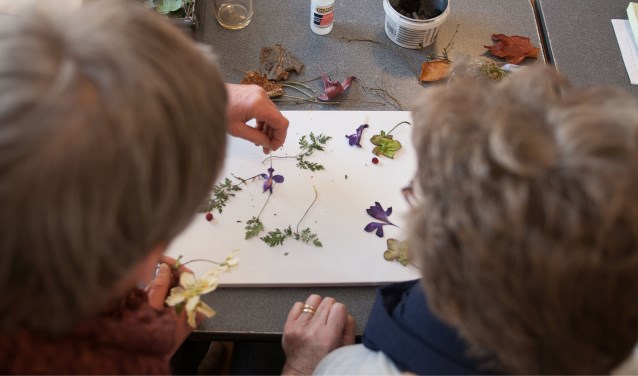 Ouderen van Maria Postel maken een Portret Boeket. Foto: Ronald Falke