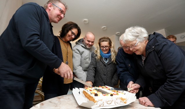 De terugkeer naar de Dahliastraat wordt gevierd met gebak. Foto: Hans Prinsen