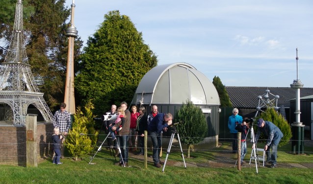 Bezoekers in de tuin van het Achterhoeks Planetarium in Toldijk. Foto: PR