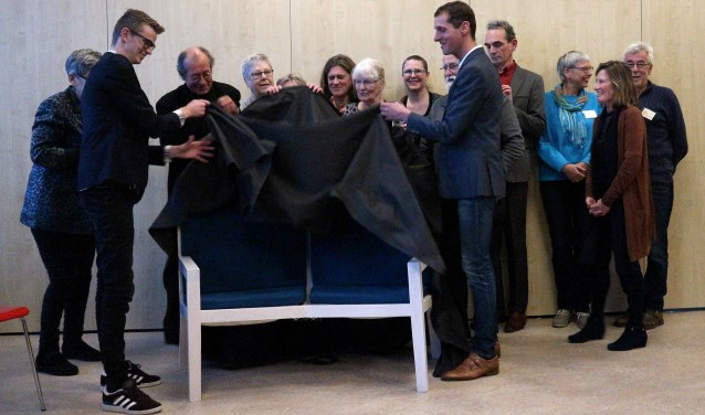 Wethouder Ten Broeke onthult samen met de ontwerpers de SOMASONO® bank. Foto: PR