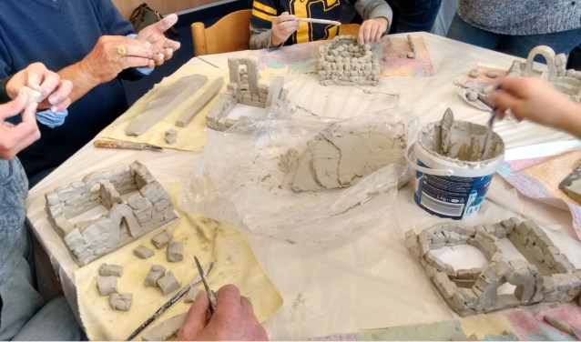 Jong en oud werken samen aan het kunstproject. Foto: PR