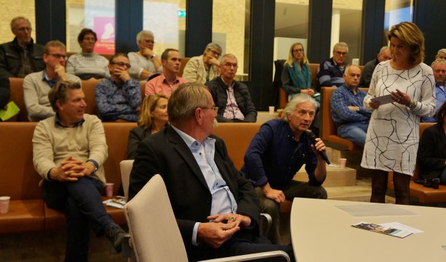 Veel ondernemers lieten zich op het gemeentehuis van Bronckhorst informeren over de kansen van duurzaam ondernemen. Foto: PR