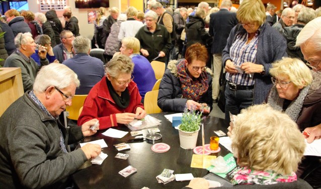Een drukte van belang tijdens de plaatjesruilmmiddag. Foto: Annekée Cuppers