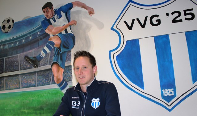 VVG'25-trainer Lars Krabbenborg aan tafel in het multifunctionele accommodatie op Sportpark De Pol. Foto: John van der Kamp