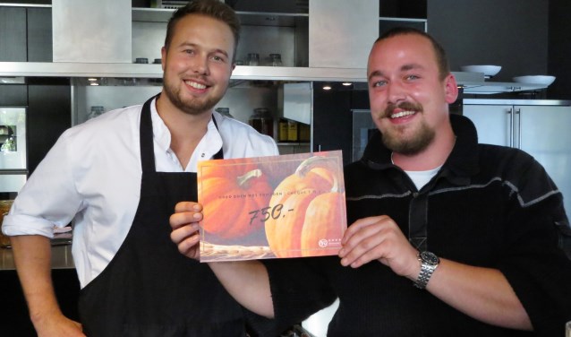 Souschef Moreno Ruiz van Hotel Villa Ruimzicht en begeleider Rob Haverkate (r) van Zorgboerderij Slangenburg zijn ieder op hun eigen manier blij met de cheque. Foto: Josée Gruwel