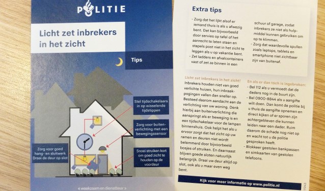 De voor- en achterkant van de flyer die de politie verspreidt.